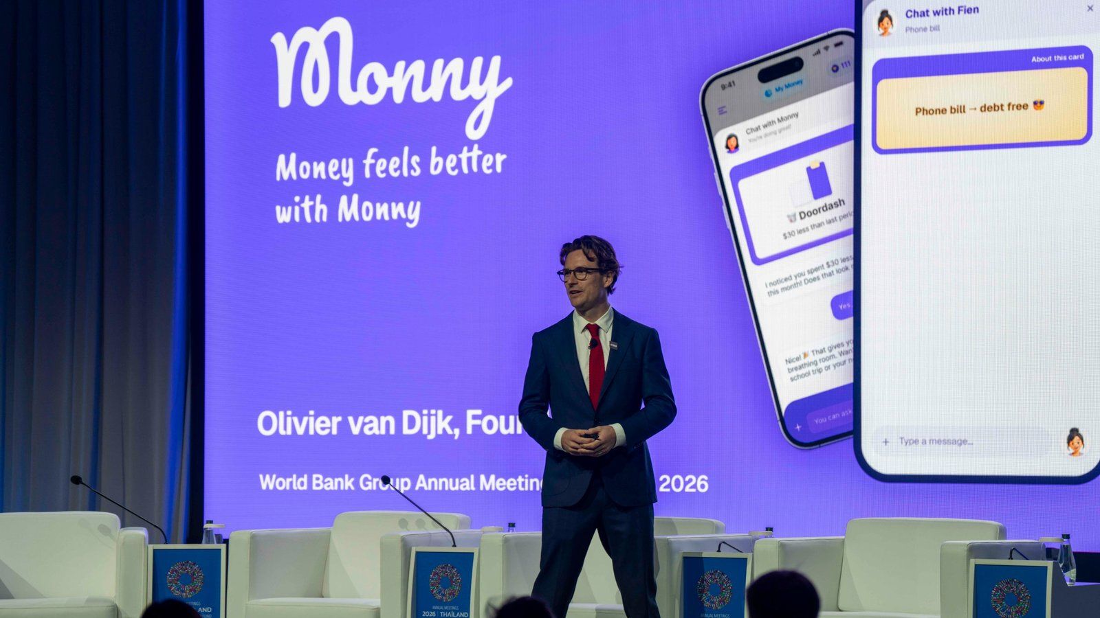 Monny op het wereldpodium van de G20 jaar bijeenkomst in Bangkok